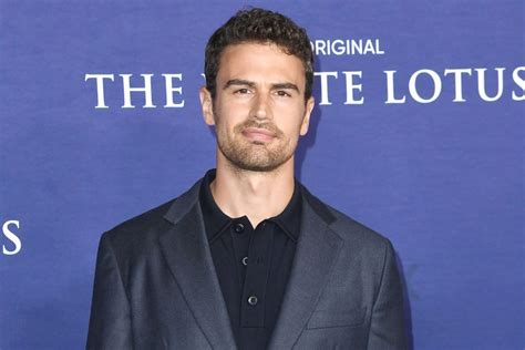 Theo James says his White Lotus prosthetic penis。